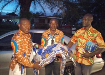 Raymond Mekamba, à gauche