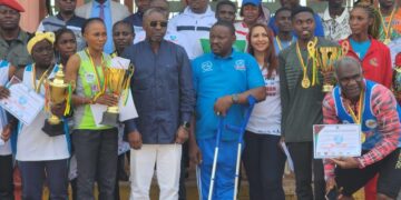 Photo de famille aux côtés du Préfet du département du Dja et Lobo